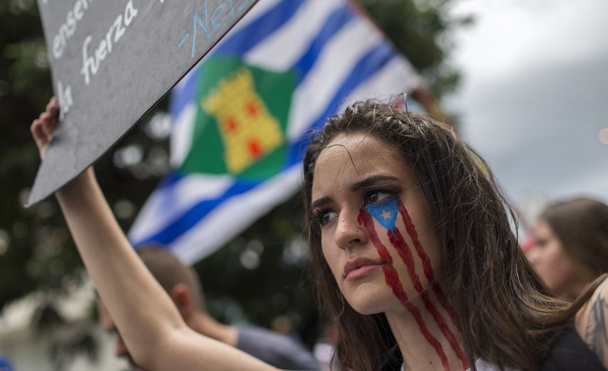 Fotograf&iacute;a del 25 de julio de 2019 de una mujer durante las protestas que llevaron a la renuncia del gobernador Ricardo Rossell&oacute; en San Juan, Puerto Rico.