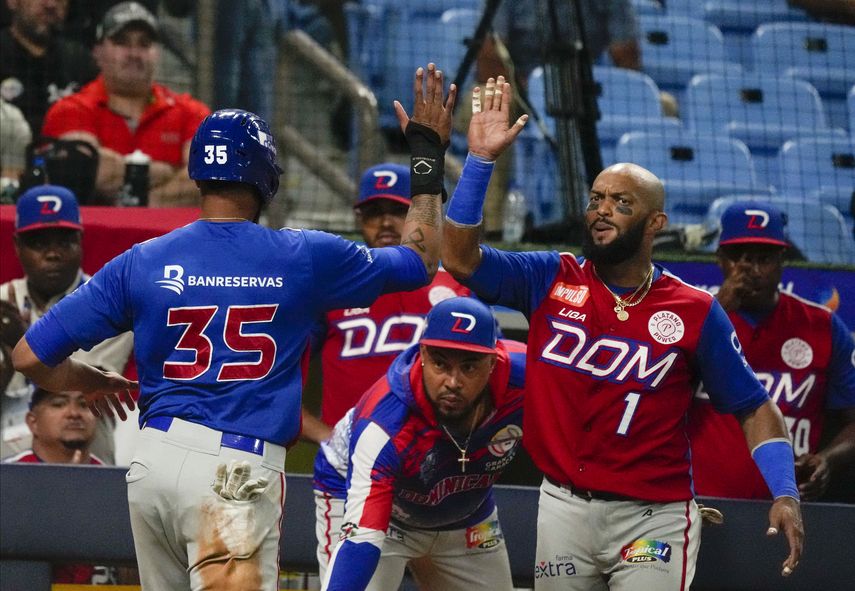 Henry Urrutia (izquierda), de República Dominicana, es felicitado por su compañero Emilio Bonifacio tras anotar ante Venezuela en la final de la Serie del Caribe, el viernes 10 de febrero de 2023&nbsp;
