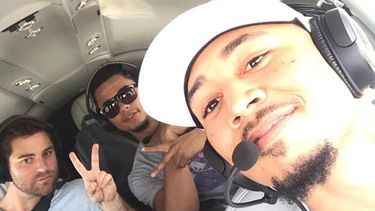 Betts junto a sus amigos en el avión que los llevó a Miami.