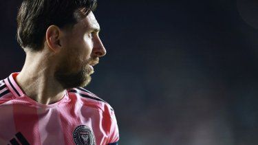 Lionel Messi #10 del Inter Miami observa al Sporting Kansas City durante la primera mitad del partido de vuelta de la Copa de Campeones de la Concacaf 2025 entre el Sporting Kansas City y el Inter Miami en el Chase Stadium el 25 de febrero de 2025 en Fort Lauderdale, Florida.