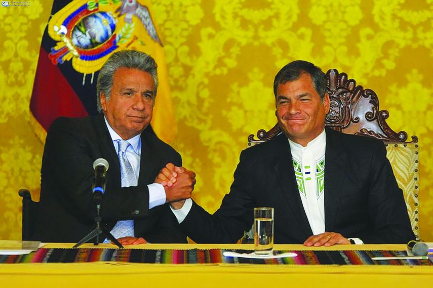 El expresidente Rafael Correa (der.) junto a su sucesor, Lenín Moreno (izq.) son vistos en Quito, la capital ecuatoriana.