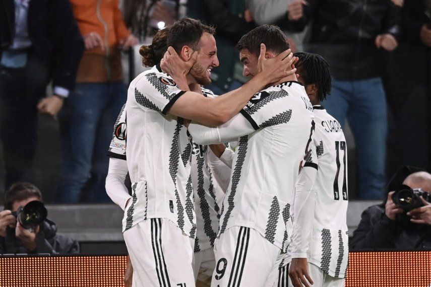Federico Gatti de la Juventus celebra tras marcar un gol ante Sporting Lisboa en los cuartos de final de la Liga Europa, el 13 de abril de 2023, en Turín.&nbsp;