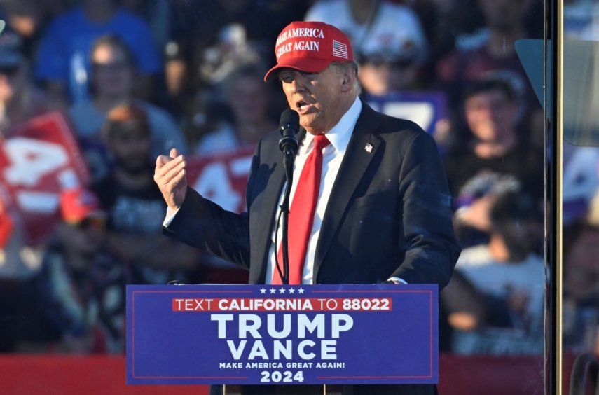 El candidato presidencial republicano Donald Trump ofrece un discurso durante un acto de campaña en Calhoun Ranch, el sábado 12 de octubre de 2024, en Coachella, California.&nbsp;