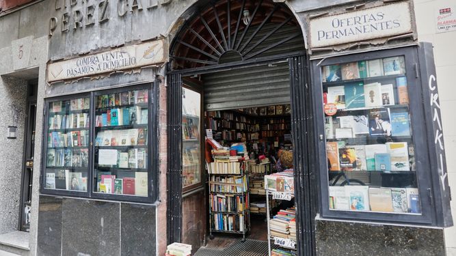 Librería Pérez Galdós abierta durante el primer día desde que se decretó el estado de alarma en el que se permite la apertura con limitaciones de librerías, entre otros establecimientos.