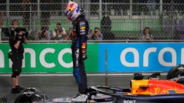 El piloto de Red Bull, Max Verstappen, celebra parado sobre su auto tras ganar el Gran Premio de Arabia Saudí en el circuito Jeddah Corniche, el sábado 9 de marzo del 2024.