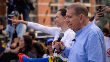 La líder de la oposición, María Corina Machado, y el candidato unitario, Edmundo González Urrutia, durante un mitin político a las afueras de Caracas&nbsp;