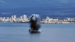 Una columna de humo se eleva mientras un misil iraní impacta las aguas del mar frente a Haifa, Israel, el 28 de febrero de 2026. El ejército israelí informó el 28 de febrero que detectó misiles lanzados desde Irán tras ataques previos de Israel y Estados Unidos. Una columna de humo se eleva mientras un misil iraní impacta las aguas del mar frente a Haifa, Israel, el 28 de febrero de 2026. El ejército israelí informó el 28 de febrero que detectó misiles lanzados desde Irán tras ataques previos de Israel y Estados Unidos.