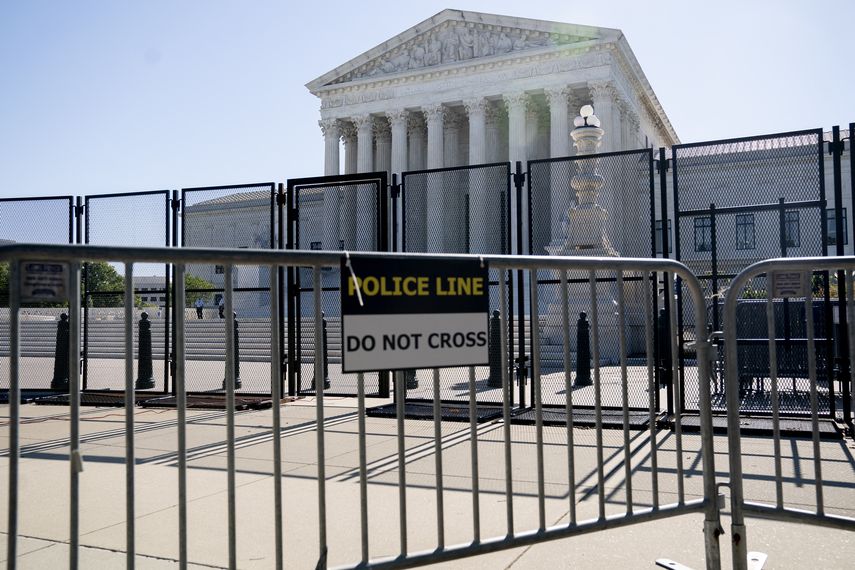La sede de la Corte Suprema en Washington bajo medidas extremas de seguridad.