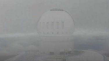 Esta imagen, tomada de un video proporcionado por el Telescopio Canadá-Francia-Hawai, muestra nieve en la cima del Mauna Kea, en Hawai, el domingo 27 de octubre de 2024. 