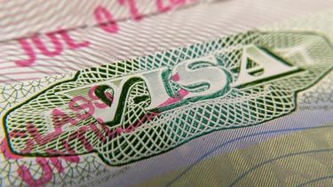 Un sello de visa en un pasaporte extranjero en Los Ángeles, Estados Unidos.&nbsp;