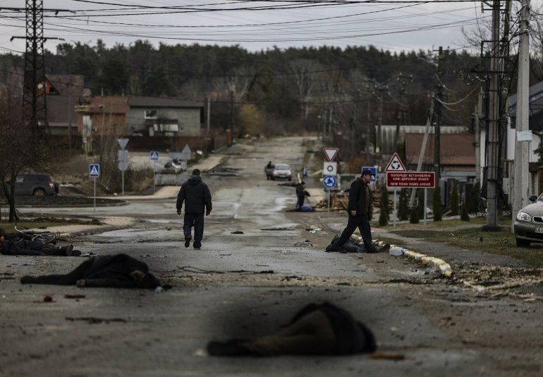 Varios cadáveres en el suelo en una calle de Bucha, al noroeste de Kiev, mientras Ucrania dice que las fuerzas rusas están haciendo una 