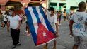 Un manifestante muestra la bandera cubana manchada de sangre durante el estallido social. Un manifestante muestra la bandera cubana manchada de sangre durante el estallido social.