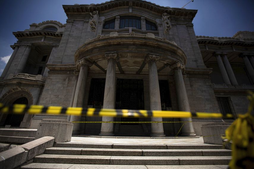 Cintas de precauci&oacute;n bloquean el acceso al Palacio de Bellas Artes a pesar de la flexibilizaci&oacute;n de medidas de restricci&oacute;n por el COVID-19 en Ciudad de M&eacute;xico.
