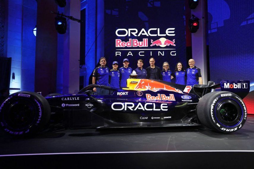 Parte del equipo de la escudería Red Bull de la Fórmula 1 durante la presentación oficial de su monoplaza para la próxima temporada, el 15 de enero de 2026.