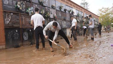 Gente retira lodo de un cementerio dañado por inundaciones a las afueras de Valencia, España, el viernes 1 de noviembre de 2024 después de inundaciones en la región. 