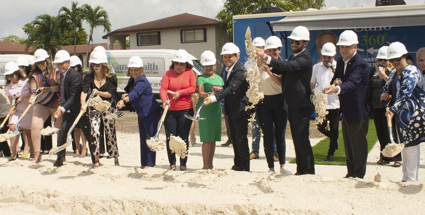 Marlon Hernandez Canon y Esteban Bovo alcalde de Hialeah y demas pusieron la primera piedra en el terreno