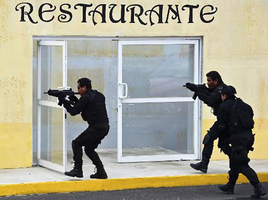 Estudiantes de la Academia Nacional de Formación y Desarrollo Policial Ignacio Zaragoza, se entrenan en Amozoc de Mota, México. (AFP)