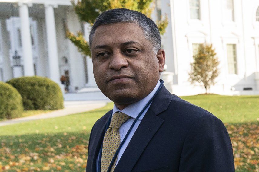 En esta imagen de archivo, el doctor Rahul Gupta, director de la Oficina de Política Nacional para el Control de Drogas de la Casa Blanca, camina por el exterior de la Casa Blanca, el 18 de noviembre de 2021, en Washington.&nbsp;