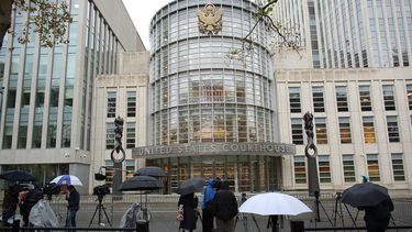 Varios medios de prensa permanecen frente al tribunal del Distrito Sur en Brooklyn, Nueva York, donde comienza este martes el juicio del narcotraficante mexicano Joaquín El Chapo Guzmán.