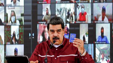 Foto del folleto publicado por la Presidencia venezolana del presidente de Venezuela, Nicol&aacute;s Maduro, hablando durante una reuni&oacute;n con miembros del Partido Socialista Unido de Venezuela (PSUV) en Caracas, el 17 de septiembre de 2020.