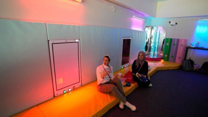 Raana Smith (derecha) y Alison Saraf, cofundadoras de Sensory Souk, hablan durante una demostración de una habitación sensorial en el estadio Lusail en Catar, el sábado 10 de diciembre de 2022.