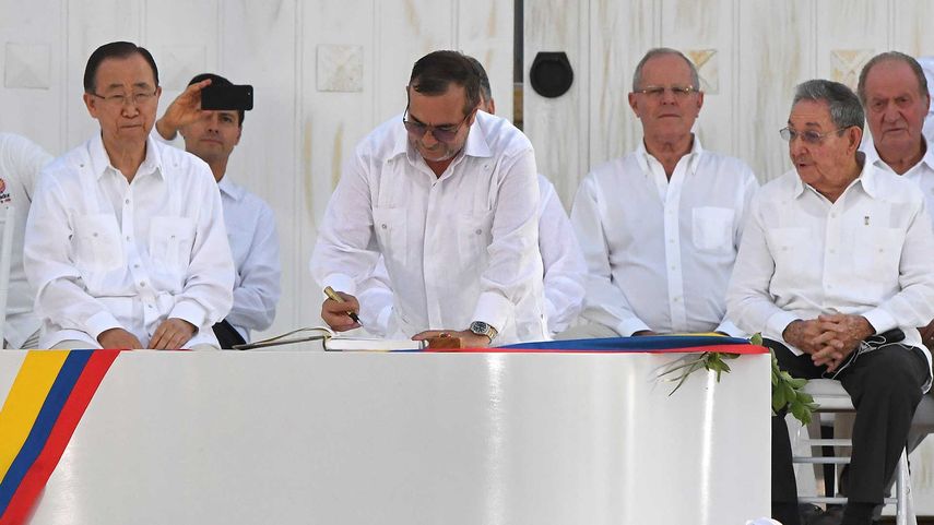 Con la firma del nuevo acuerdo, Colombia pone fin a más de medio siglo de conflicto armado interno que dejó al menos 220.000 muertos y más de siete millones de víctimas