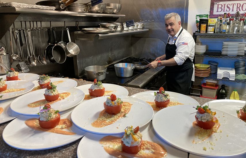 El chef Antonio Puertas y su tomate relleno de ensaladilla rusa con patata, mayonesa, aceitunas, verduras y tuna, sobre espuma de salmorejo cordobés.