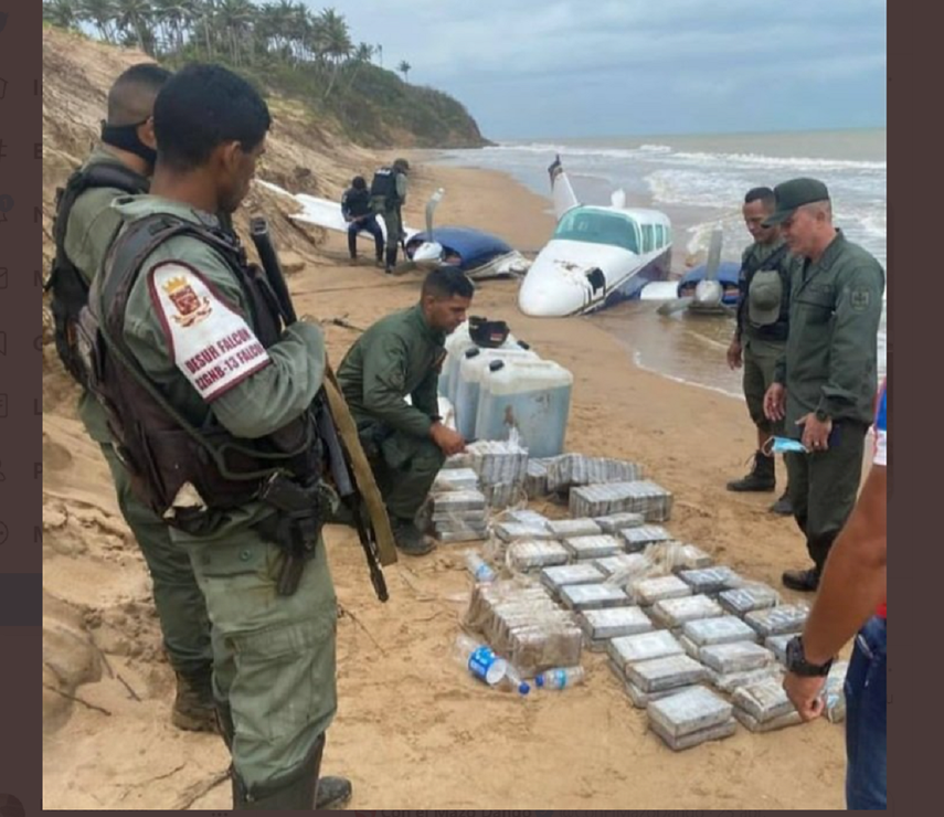 Funcionarios revisan la droga incautada.&nbsp;