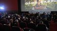 Los cubanos esperan antes del inicio de la proyección de la serie de televisión Cien años de soledad, inspirada en la novela del escritor colombiano Gabriel García Márquez y llevada a la pantalla por Netflix durante el 45 Festival Internacional de Cine Latinoamericano en el Teatro Yara de La Habana el 6 de diciembre de 2024.