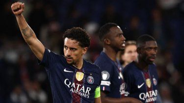 El brasileño Marquinhos, del PSG, celebra junto a sus compañeros tras conseguir una victoria en la Champions League, el 28 de abril de 2026.