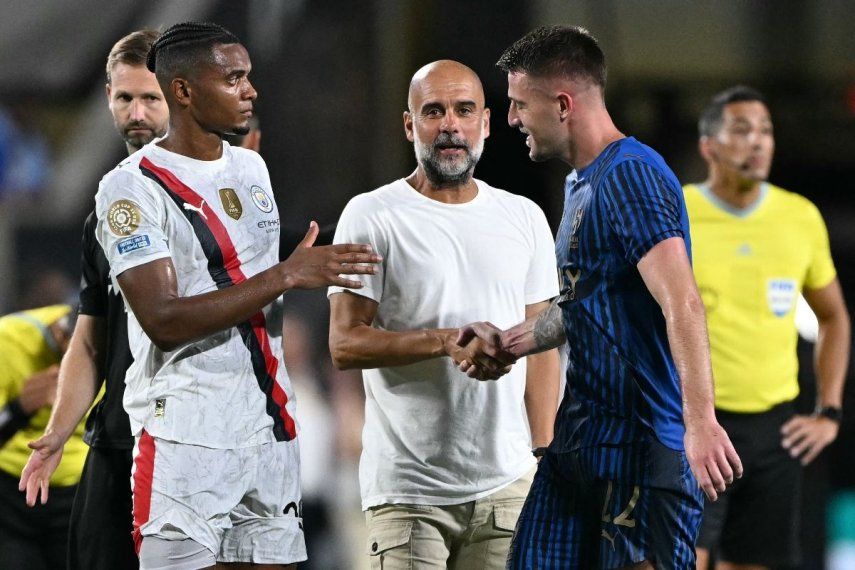 El entrenador español del Manchester City, Pep Guardiola, saluda al centrocampista serbio #22 del Al Hilal, Sergej Milinkovic-Savic, junto al defensa suizo #25 del Manchester City, Manuel Akanji, al final del partido de octavos de final de la Copa Mundial de Clubes de la FIFA 2025&nbsp;