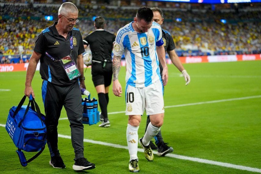 Lionel Messi de Argentina sale del campo junto con el personal médico durante el partido final de la Copa América contra Colombia en Miami Gardens, Florida, el domingo 14 de julio de 2024.