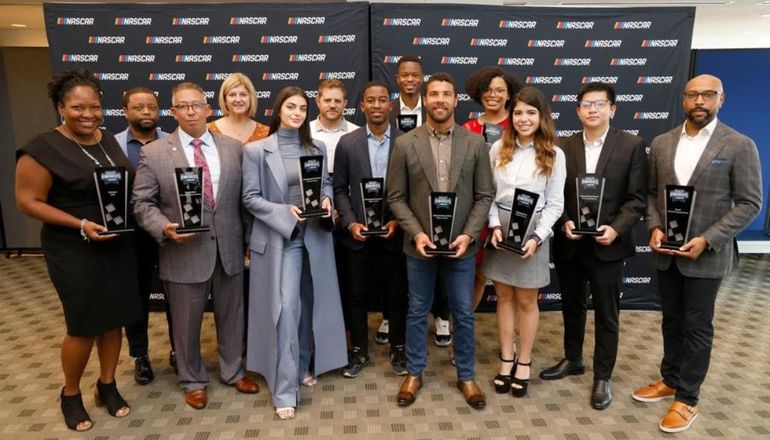 Regina Sirvent (3era desde la der.), junto al piloto Bubba Wallace, muestran su satisfacción durante la entrega de premios a los más destacados del programa de Diversidad de NASCAR. 