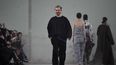 El diseñador belga Glenn Martens saluda a la audiencia al final del desfile de la colección Otoño-Invierno 2023-2024 de Y/Project durante la Semana de la Moda de París el 7 de marzo de 2023.