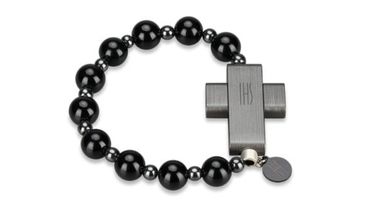 El eRosary tiene la forma de un rosario tradicional y puede llevarse en la muñeca como una pulsera.