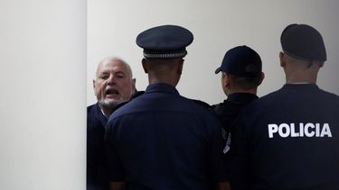 El expresidente panameño Ricardo Martinell rodeado de policías. 