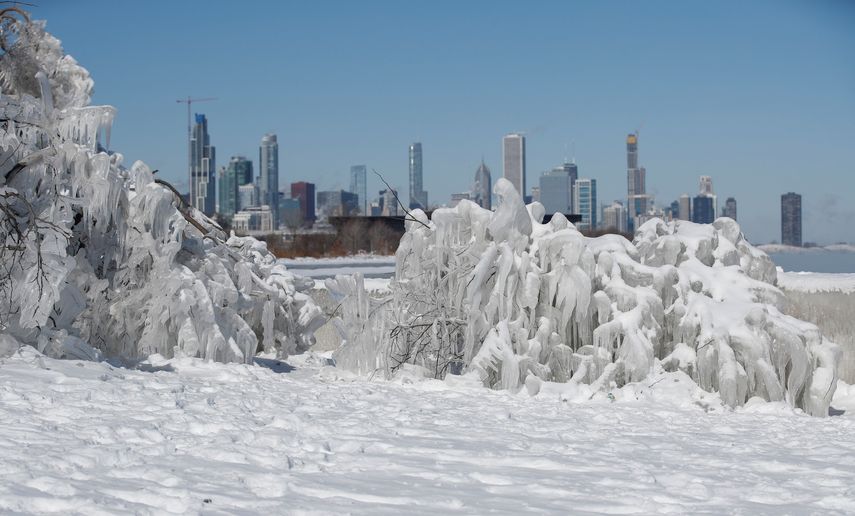 Imagen que muestra una estructura de hielo frente al río Mississippi, este miércoles en Chicago, Illinois (Estados Unidos).&nbsp;&nbsp;
