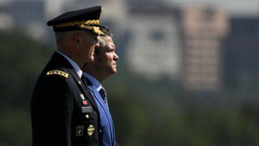 El Secretario de Defensa de EEUU, Pete Hegseth (derecha), y el Jefe de Estado Mayor del Ejército, General Randy George, asisten a la ceremonia del Día Nacional de Reconocimiento de 2025 en el Pentágono en Washington, DC, el 19 de septiembre de 2025.