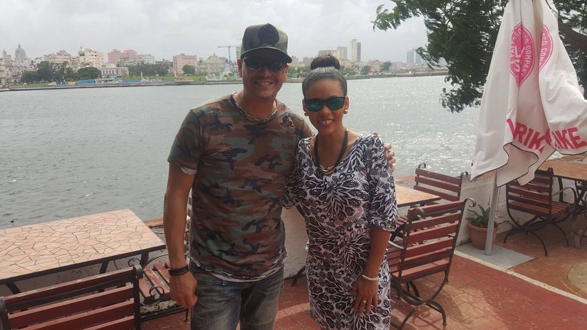 Los cantantes Víctor Manuelle y Lartiza Bacallao en La Habana.