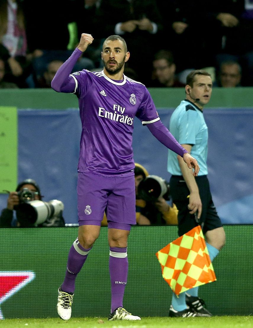 El jugador del Real Madrid Karim&nbsp;Benzema&nbsp;celebra después de anotar el gol de la victoria