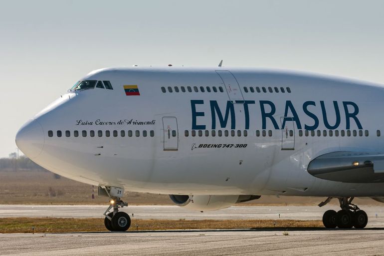 Vista del Boeing 747-300 registrado con el número YV3531 de la aerolínea de carga venezolana Emtrasur en el aeropuerto internacional de Córdoba, Argentina, el 6 de junio de 2022, antes de despegar hacia Buenos Aires.