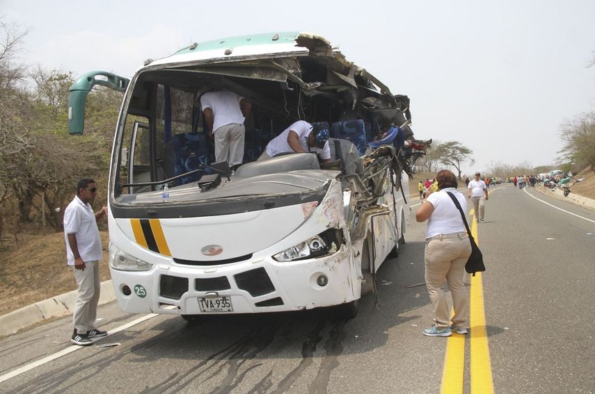 El hecho ocurrió cuando un autobús que viajaba entre los departamentos de Antioquia y&nbsp;Santander chocó de frente contra un tracto camión a la altura del municipio de Barrancabermeja, ubicado&nbsp;a unos 276 kilómetros al noreste de Bogotá.