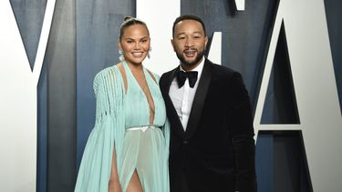 En esta foto de archivo del 9 de febrero de 2020, Chrissy Teigen, izquierda, y John Legend llegan a la fiesta de los Oscar de Vanity Fair en Beverly Hills, California.&nbsp;