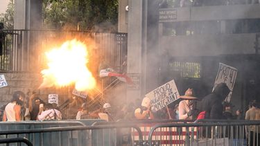 Una granada aturdidora estalla cuando la policía intenta dispersar a los manifestantes tras la manifestación Sin Reyes frente al Ayuntamiento de Los Ángeles el 14 de junio de 2025.