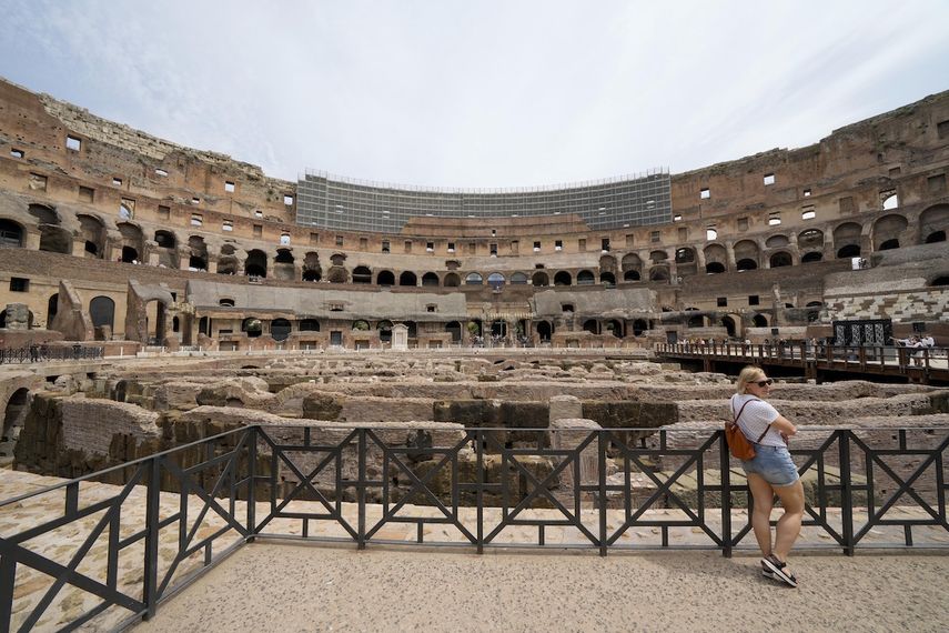 Visitantes y turistas ahora pueden admirar el recién restaurado nivel inferior del Coliseo durante un evento para la prensa en Roma.&nbsp;