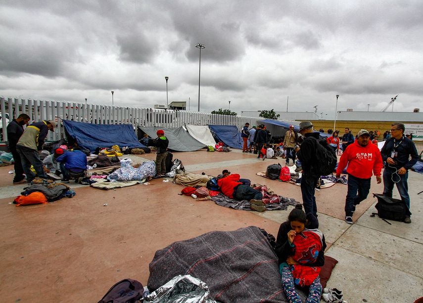 Miembros de la caravana de&nbsp;migrantes&nbsp;centroamericanos descansan en un predio de la ciudad de El Chaparral, en la ciudad fronteriza de Tijuana, México, este 30 de abril de 2018.