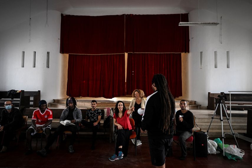 La bailarina de ballet Catarina Câmara (centro) se une a los reclusos para una clase de danza contemporánea en la prisión de Linho en Alcabideche, cerca de Cascais, el 31 de octubre de 2022.