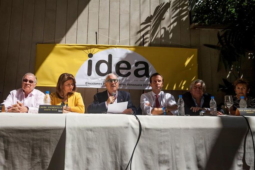 Luis Alberto Lacalle, de Uruguay; Laura Chinchilla, de Costa Rica; Andrés Pastrana, de Colombia; Jorge Quiroga, de Bolivia; Miguel Ángel Rodríguez, de Costa Rica y Mireya Moscoso, de Panamá (EFE) 