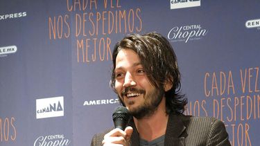 El actor mexicano Diego Luna da una conferencia de prensa para promover la obra teatral “Cada vez nos despedimos mejor”, en la Ciudad de México. (AP Foto/Isaac Garrido)
