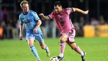 El delantero del Inter Miami, Lionel Messi, a la derecha, corre con el balón durante la primera mitad del partido de fútbol de la MLS contra Atlanta United, el miércoles 29 de mayo de 2024, en Fort Lauderdale, Florida.